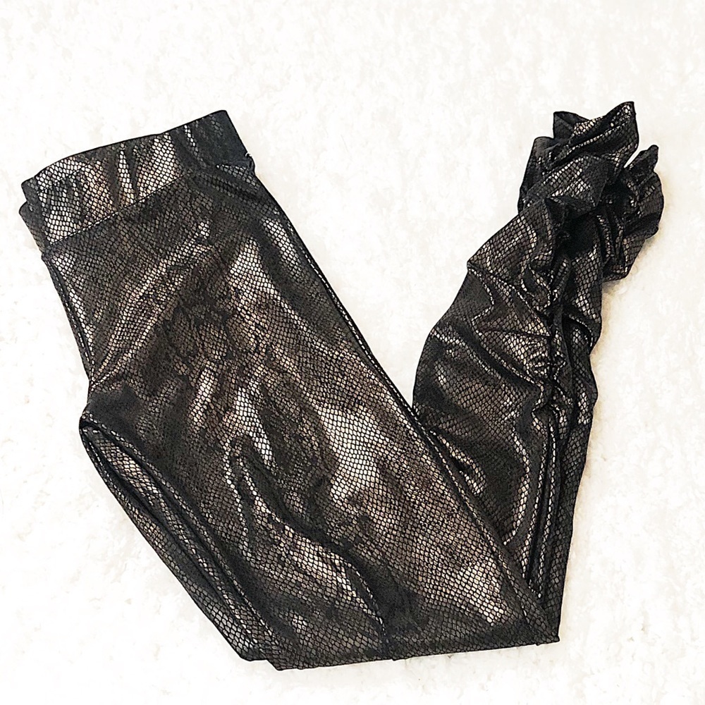 🆕 Candie’s metallic snakeskin leggings black gold